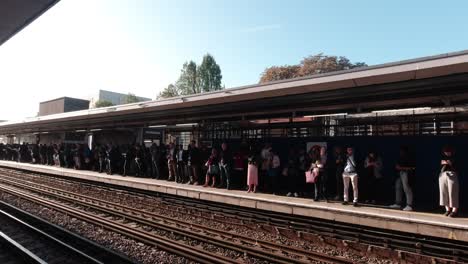 Viajeros-Que-Esperan-En-La-Estación-Harrow-on-the-Hill-Durante-Los-Retrasos-En-Los-Trenes-De-La-Línea-Metropolitana