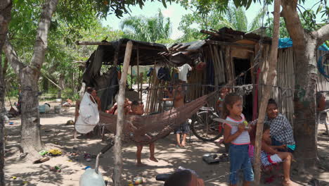 Mujeres-Y-Niños-Sentados-En-El-Patio-Delantero-De-Su-Pequeña-Casa-Rural.