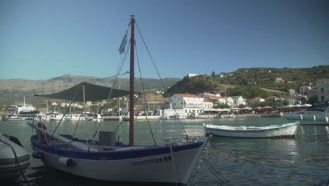 Boote-Im-Hafen-Festgebunden-Schwimmen-Auf-Ruhigem-Meer-Griechische-Insel-Im-Hintergrund-Sommerferien-Entspannende-Sommerzeit