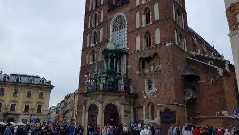 Crowd-in-the-Christmas-fair-in-Krakow,-Poland