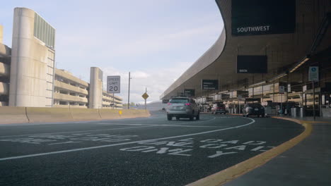 Entrada-Del-Aeropuerto-Seatac-Vacía-Y-Casi-Sin-Coches-Durante-La-Crisis-Del-Coronavirus.