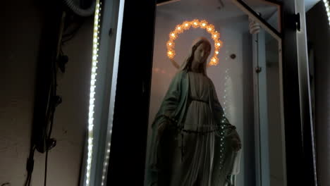 Jesus-Statue-In-Der-Nacht-Vor-Dem-Gebäude-In-Castellammare-Di-Stabia,-Italien