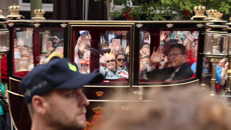 El-Príncipe-Constantijn-Y-La-Princesa-Laurentien-De-La-Familia-Real-Holandesa-Pasando-En-Caballos-Y-Carruajes-Saludando-A-La-Multitud-A-Lo-Largo-Del-Camino-Desde-La-Cámara-De-Representantes-Hasta-El-Palacio-Noordeinde