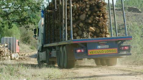 LKW-Fährt-Mit-Holzladung-Los,-60fps