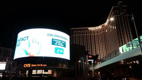 Treasure-Island,-Las-Vegas-Strip-at-Night