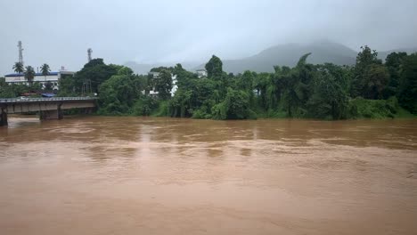 El-Desbordamiento-De-Agua-De-Lluvia-En-El-Río-Chaaliyar-En-Kerala-Causado-Por-Las-Continuas-Lluvias-En-El-Mes-De-Agosto.