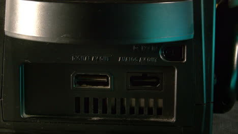 Parte-Posterior-De-La-Consola-Nintendo-Gamecube-Con-Efecto-De-Luz-De-Color-Deslícese-Hacia-La-Izquierda