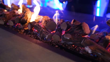 Camión-Con-Cámara-Salió-Lentamente-De-Llamas-De-Fuego-En-Una-Chimenea-Moderna,-Interior-Por-La-Noche,-De-Cerca-En-4k