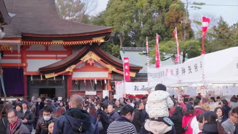 Crowded-street-near-Yasaka-Shrine,-famous-tourist-destination-in-Kyoto,-Japan,-slowmo