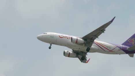 Thai-Smile-Airways-Airbus-A320-232-Hs-txh-Acercándose-Antes-De-Aterrizar-En-El-Aeropuerto-De-Suvarnabhumi-En-Bangkok,-Tailandia