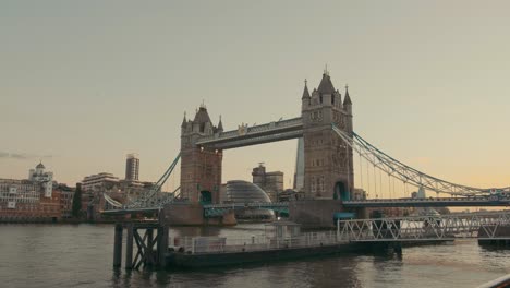 Wide-shot-of-London-bridge-and-Thames-river-at-sunset-in-United-Kingdom