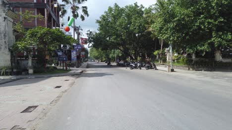 Leere-Straße-Ohne-Verkehr-Und-Autos-Inmitten-Der-Reisebeschränkungen-Aufgrund-Des-Coronavirus-Covid-19-Am-Kuta-Beach,-Bali,-Asien