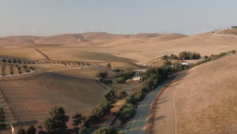 Windmühlen-In-Ländlichen-Gebieten,-Drohnenaufnahmen