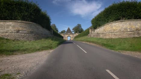 Acercándose-Al-Castillo-De-Howard-En-El-Camino-Desde-El-Sur