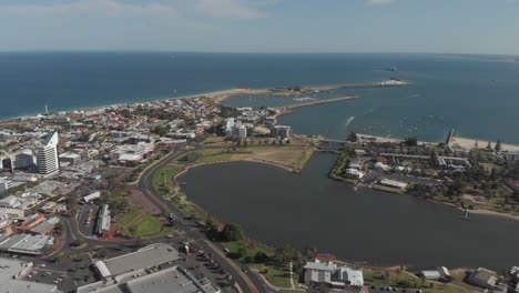 Toma-Aérea-De-Drones-De-La-Bahía-De-Bunbary-Con-Crucero