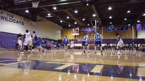 Jugador-De-Baloncesto-De-Secundaria-Haciendo-Tiro-Desde-La-Esquina