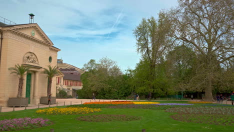 Pan-Del-&quot;anphithéâtre-Verniquet&quot;-De-Izquierda-A-Derecha-Con-Vista-Al-Patio-Frente-A-él,-En-El-Jardín-Botánico-Jardin-Des-Plantes-En-París,-Francia.