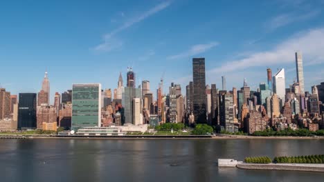 Skyline-Von-Manhattan-East-Side,-New-York-City-Im-Sommer---Zeitraffer