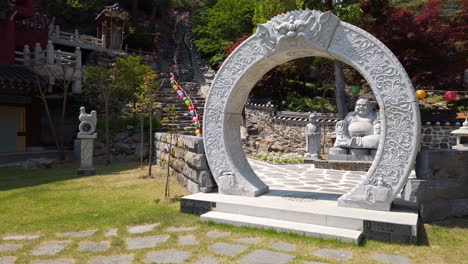 Rundes-Steintor-Im-Koreanischen-Buddhistischen-Tempel-Mit-Steinstufen-Im-Hintergrund