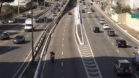 Tráfico-En-La-Conexión-Este-oeste,-Denominada-Avenida-Radial-Leste,-Y-Vista-Panorámica-Del-Paisaje-Urbano