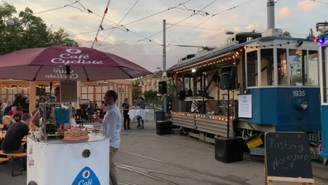 Toma-Panorámica-En-La-Feria-De-Verano-Junto-Al-Museo-Del-Tranvía-En-Zurich,-Suiza