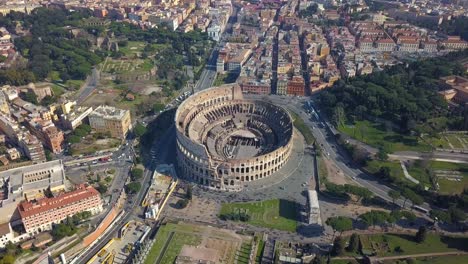 Absteigende-Antenne-Des-Kolosseums,-Rom,-Italien