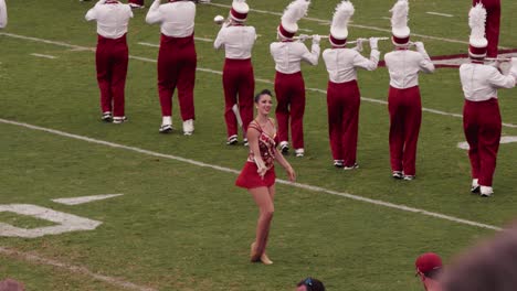 Una-Majorette-Baila-Con-Su-Batuta-En-El-Espectáculo-De-Entretiempo