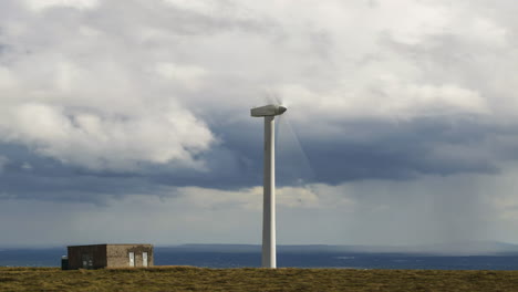 Zeitraffer-Von-Windkraftanlagen-Mit-Dramatischen-Wolken-In-Abgelegener-Landschaft-Irlands