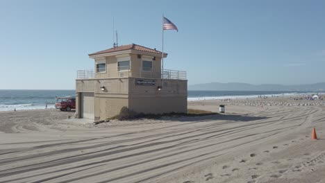 Wide-Shot-Slow-Pan-of-Lifeguard-Station-on-Dockweiler-Beach