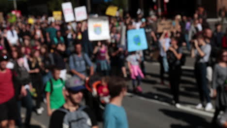 Verschwommenes-Bild-Von-Menschen,-Die-Schilder-Halten-Und-Bei-Einer-Klimakundgebung-Anlässlich-Des-Besuchs-Von-Greta-Thunberg-In-Montreal-Mitgehen