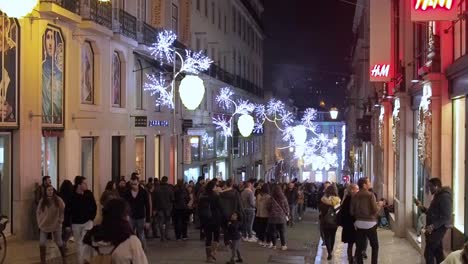 Weihnachtsbeleuchtung-In-Armazens-Do-Chiado-In-Der-Innenstadt-Von-Lissabon