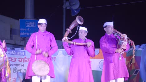 Uttarkashi,-Uttarakhand,-India-octubre-De-2018:-Actuación-Cultural-De-La-Gente-De-Uttarakhand-Tocando-Música-Tradicional-De-Uttarakhand-Con-Un-Instrumento-Tradicional-Llamado-Dhol,-Damau---Vistiendo-Vestimenta-Cultural