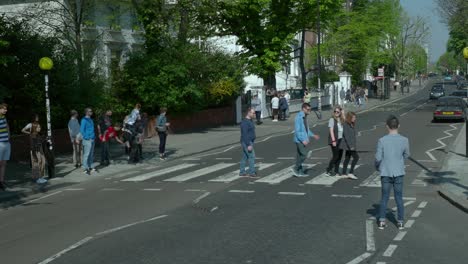 Berühmt-Wurde-Die-Abteistraßenkreuzung-Durch-Das-Cover-Der-Gleichnamigen-Beatles-platte