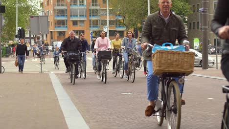 Corrientes-De-Gente-En-Bicicleta-En-El-Centro-De-Ámsterdam.