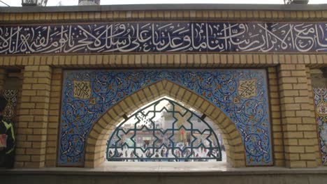 Details-Zur-Außenmauer-Rund-Um-Die-Imamzadeh-Saleh-Moschee-In-Teheran,-Iran