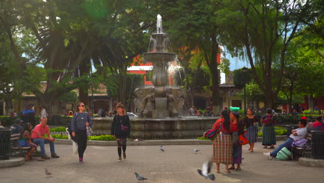 Parque-Central-De-Antigua-Guatemala-Lleno-De-Turistas-Y-Mujeres-Locales-Con-Vestidos-Típicos