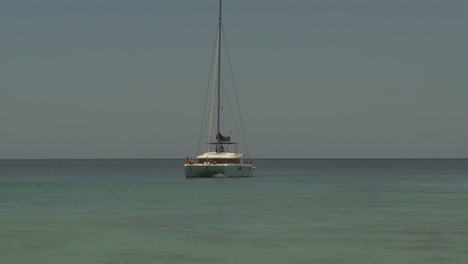 Catamaran-cruise-enjoying-the-warm-Caribbean-sea