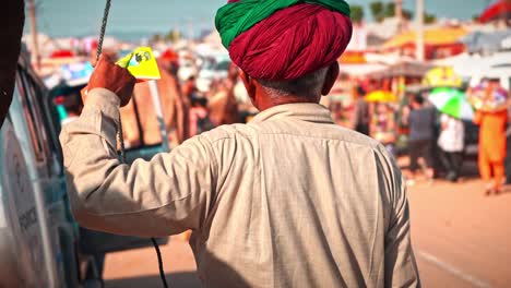 Backshot-De-Pastor-De-Camellos-Tomando-Su-Camello-En-La-Feria-De-Camellos-De-Pushkar