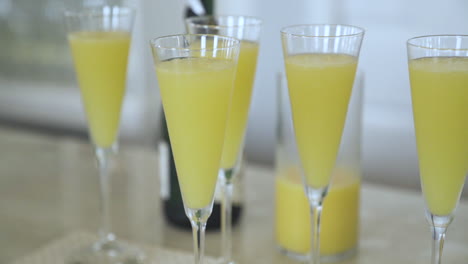 Gläser-Orangen-Champagner-Cocktail-Getränke