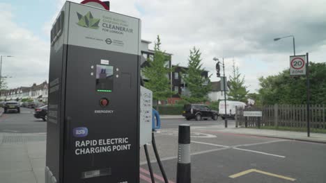 Un-Punto-De-Carga-Rápida-De-Coches-Eléctricos-En-Streatham-High-Road,-En-El-Suroeste-De-Londres