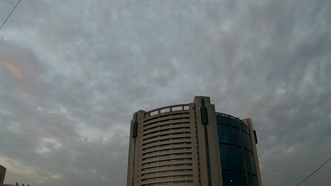 Lapso-De-Tiempo-Del-Movimiento-De-Nubes-Sobre-Un-Edificio-En-Delhi-Llamado-Centro-Cívico