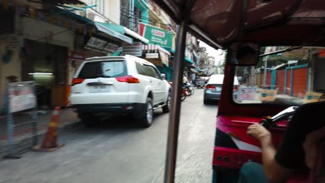 Paseo-En-Tuktuk-Por-Las-Calles-De-Bangkok-Disfrutando-De-Los-Lugares-De-Interés-Locales