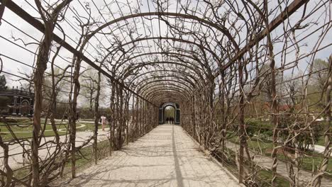 Schlosspark-Schönbrunn-In-Wien,-An-Einem-Bewölkten-Frühlingsnachmittag