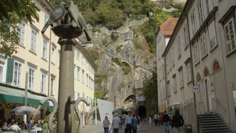 Schlossberg-Und-Brunnen-Auf-Dem-Platz-An-Einem-Sonnigen-Herbsttag,-Neigung