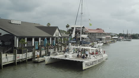 Katamaran-Boot-Legt-In-Mount-Pleasant-An,-Shem-Creek,-Nahaufnahme,-Statisch