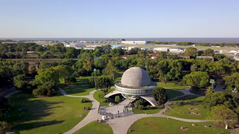 Toma-Descendente-Del-Planetario-Galileo-Galilei-Y-Los-Bosques-De-Palermo-Con-El-Río-De-La-Plata-Al-Fondo.