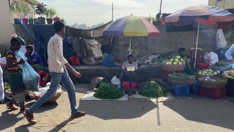 Junger-Mann-Schreitet-Durch-Einen-Straßenmarkt-Mit-Frischen-Produkten-In-Der-Altstadt-Von-Dhaka