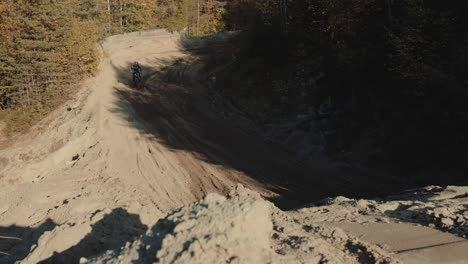 Una-Piloto-De-Motocross-Salta-Y-Aterriza-En-Una-Nube-De-Polvo.