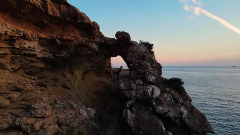 Frau-Macht-Eine-Yoga-Pose-In-Der-Mitte-Eines-Lochs-In-Ibiza,-Spanien