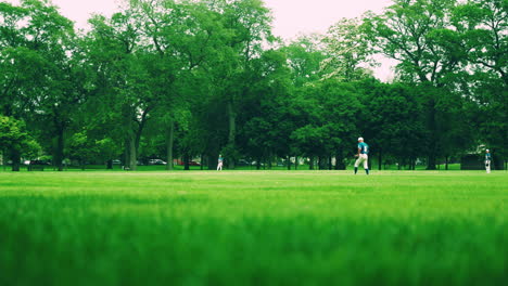 Leute,-Die-Baseball-Auf-Einem-Feld-In-Chicago,-Illinois,-USA,-Spielen,-28.-Mai-2022